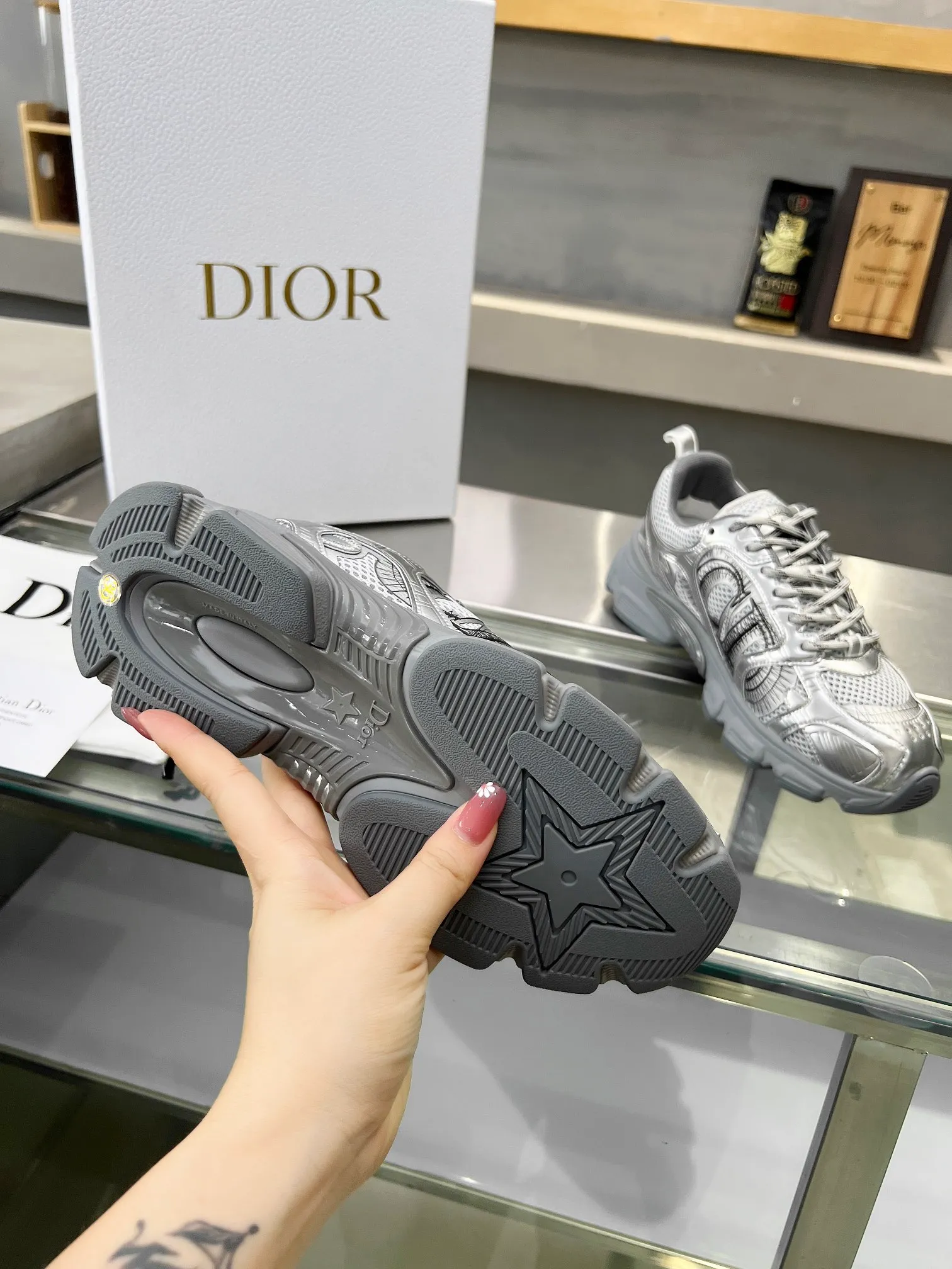👟👟Ex-factory price 600👟👟 Women's shoes, women's clothing, women's shoes, women's clothing 2024's latest hot model Reba's brand new CHRONO shoes, the same model as Dior's DIOR, have a large amount of silver glossy structure and gray mesh material. The rebound of the sole has also been improved. The ultra-light outsole feels great👍👍👍. It has been increased by 5 centimeters. The recently popular thick-soled style makes you fall in love with it at first glance. The size is 35-40.